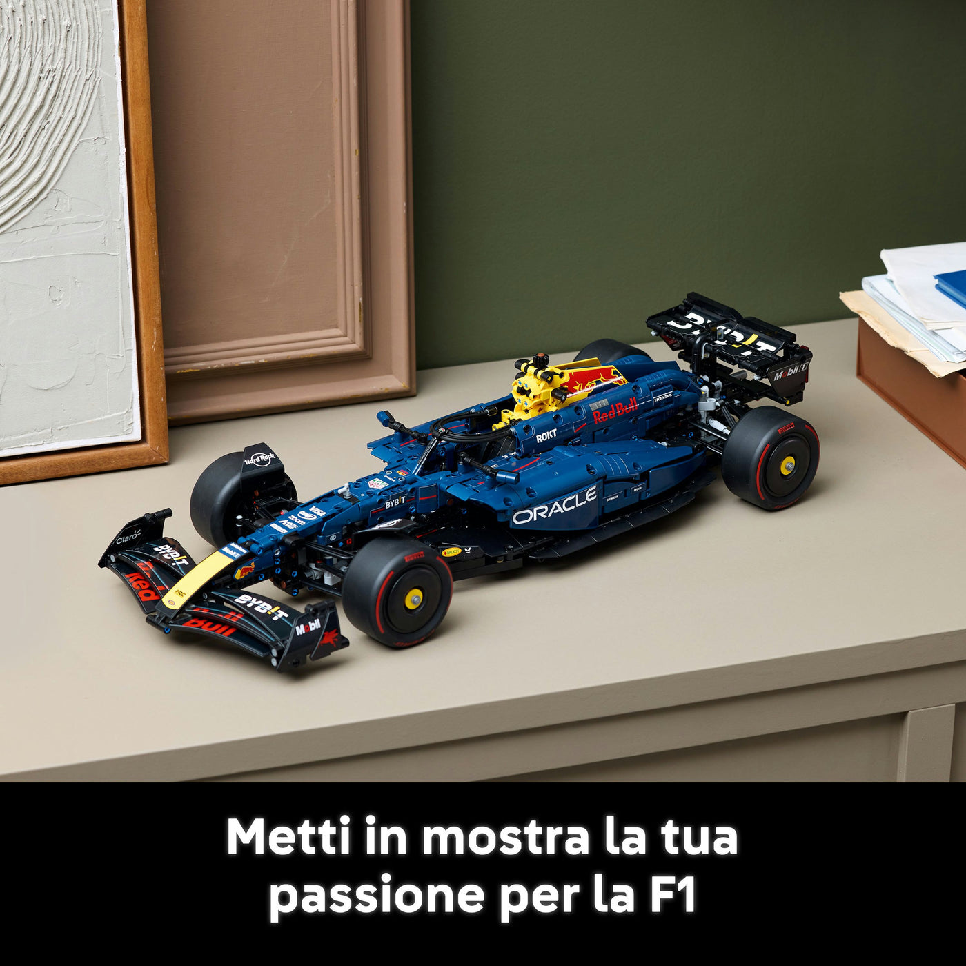 Monoposto F1 Oracle Red Bull Racing RB20 fotografia promozionale "Metti in mostra la tua passione per la F1"