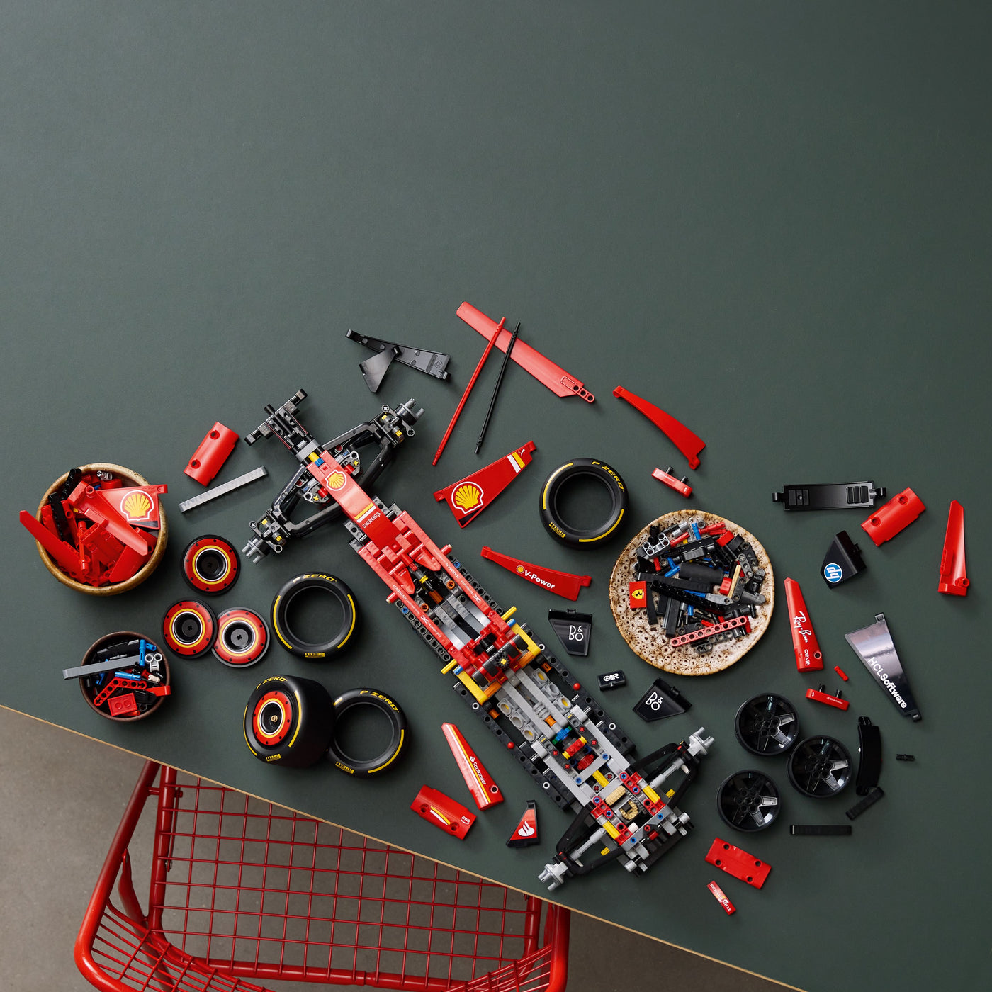 Monoposto F1 Ferrari SF-24 fotografia dall'alto del set lego in costruzione