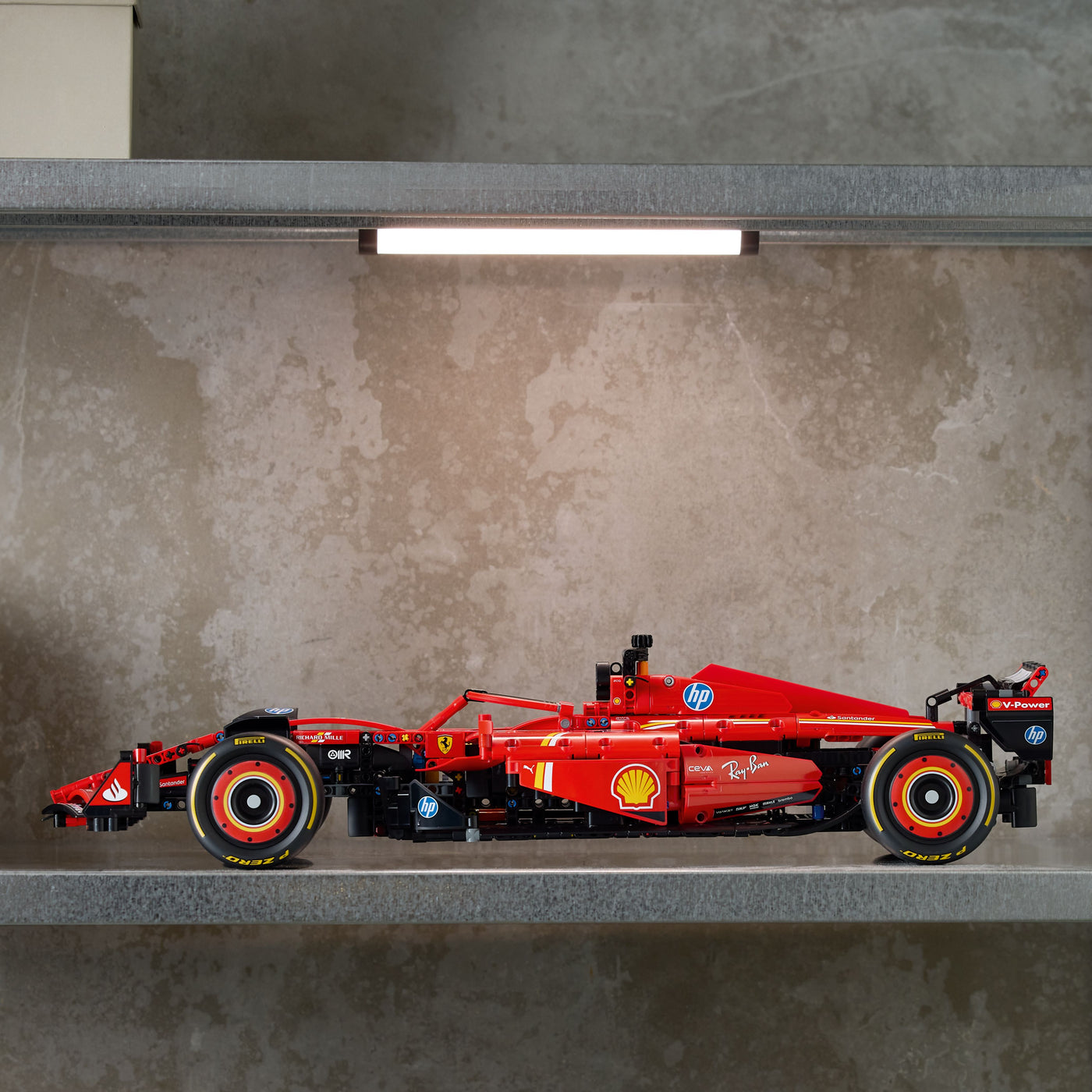 Monoposto F1 Ferrari SF-24 fotografia laterale del set costruito in ambiente domestico da esposizione