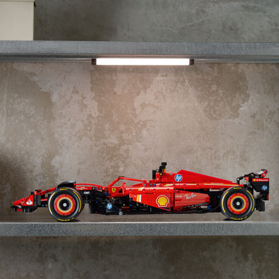 Monoposto F1 Ferrari SF-24 fotografia laterale del set costruito in ambiente domestico da esposizione