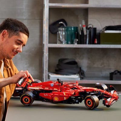 Monoposto F1 Ferrari SF-24 fotografia ragazzo che tiene il set lego tra le mani