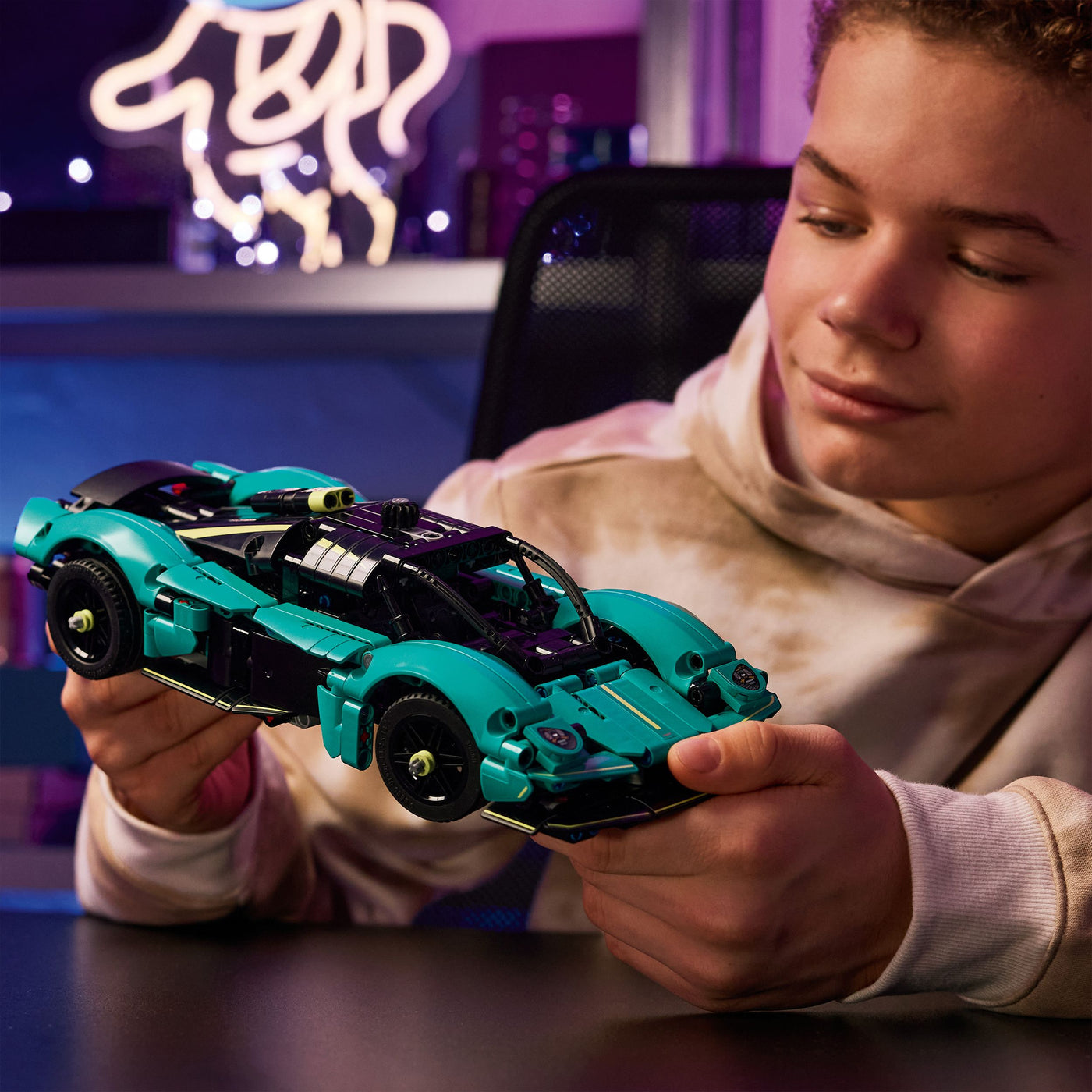 Aston Martin Valkyrie fotografia ragazzo con il set lego tra le mani
