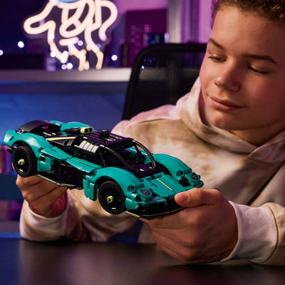 Aston Martin Valkyrie fotografia ragazzo con il set lego tra le mani