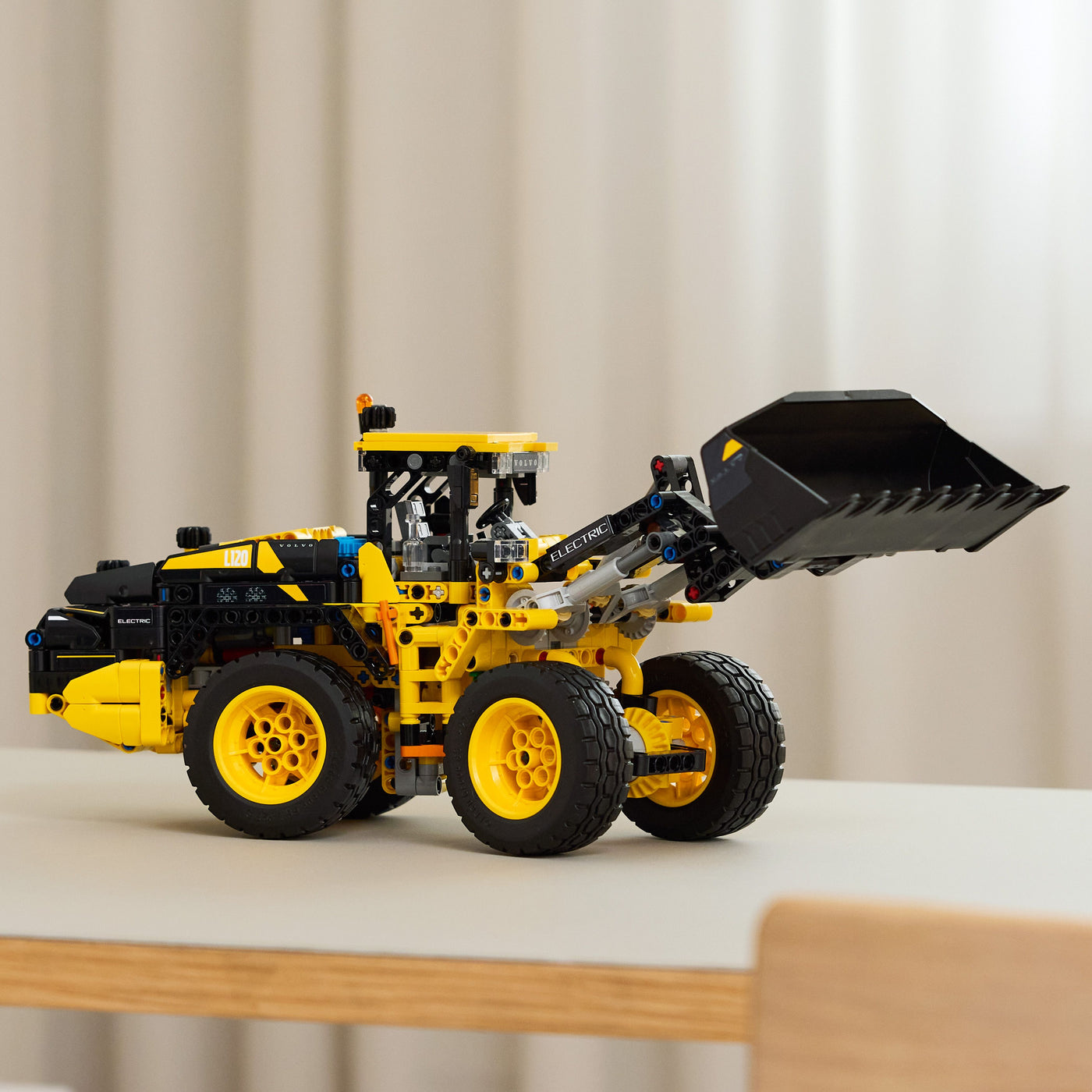 Pala gommata Volvo L120 Electric fotografia del set lego costruito in ambiente domestico da esposizione