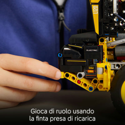 Pala gommata Volvo L120 Electric fotografia promozionale "Gioca di ruolo usando la finta presa di ricarica"