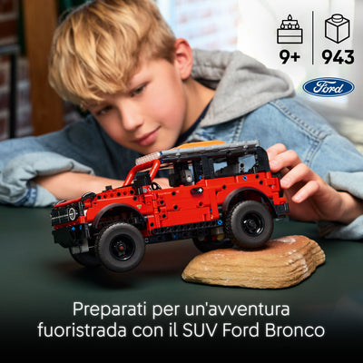 SUV Ford Bronco® fotografia promozionale con bambino che gioca con il set lego