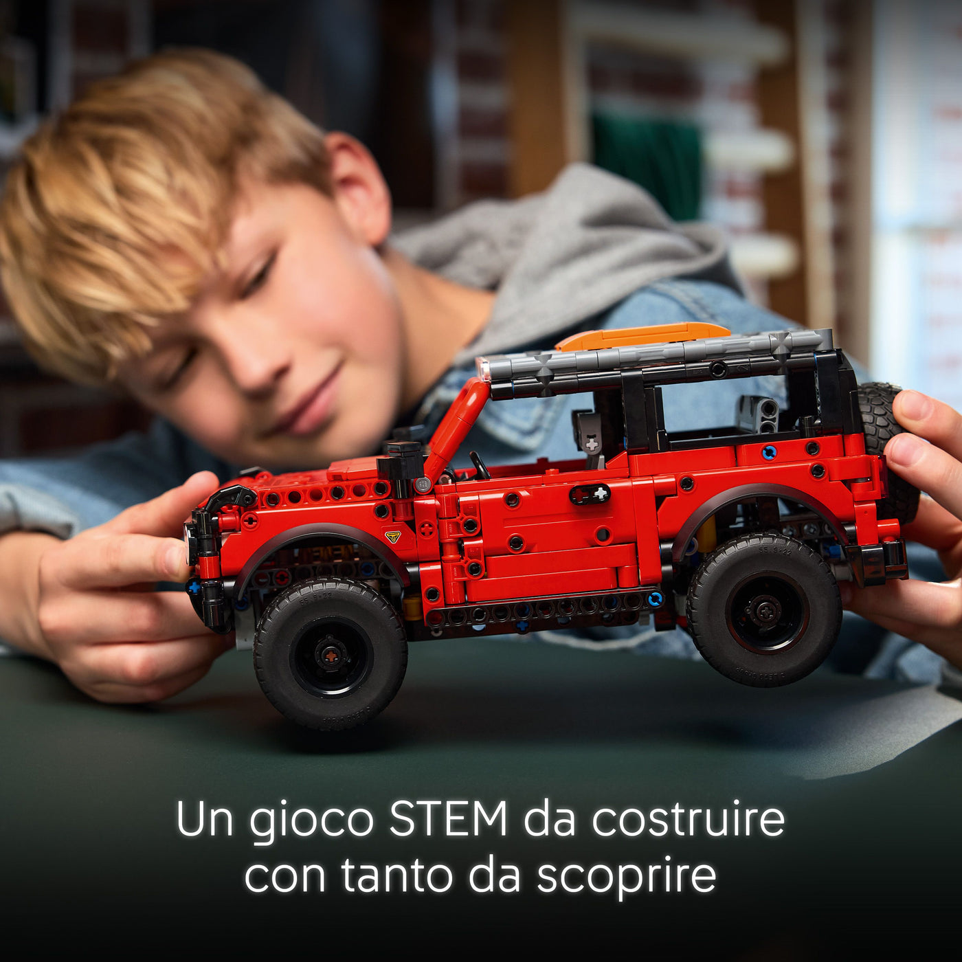 SUV Ford Bronco® fotografia promozionale del set lego nelle mani di un ragazzo "Un gioco STEM da costruire con tanto da scoprire"