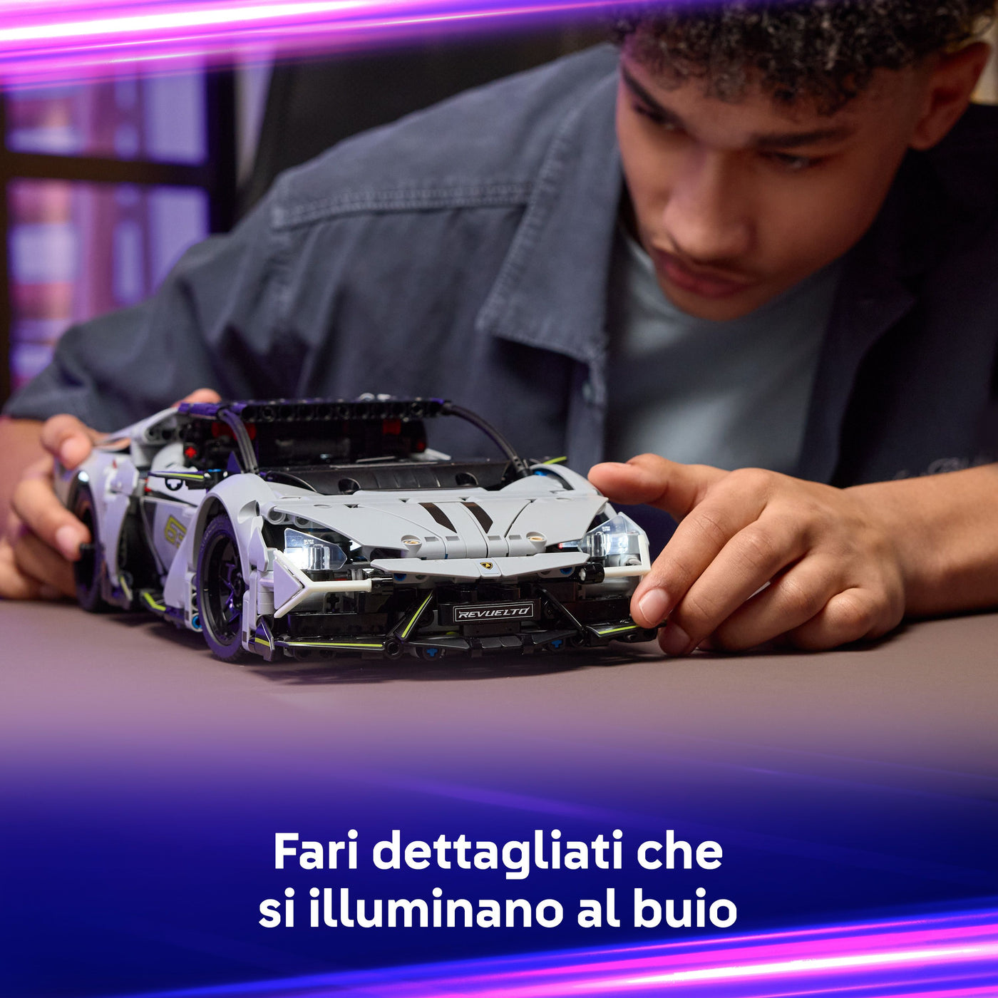 Super Sports Car Lamborghini Revuelto fotografia dettaglio fari che si illuminano al buio