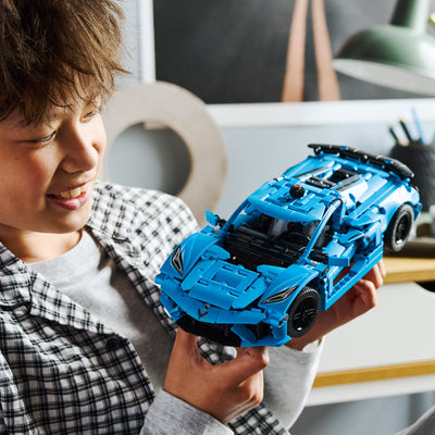 Chevrolet Corvette Stingray Blu fotografia bambino con il set lego costruito tra le mani