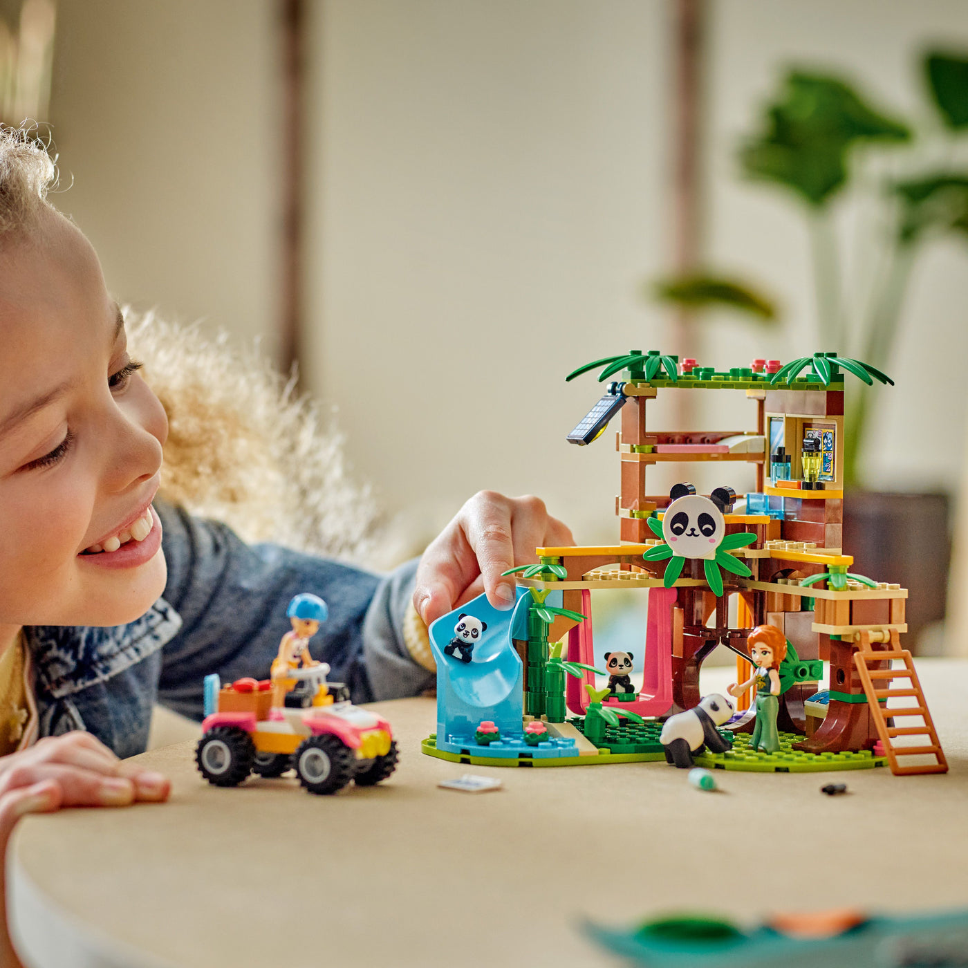 Il Santuario dei Panda fotografia bambina che gioca con il set lego