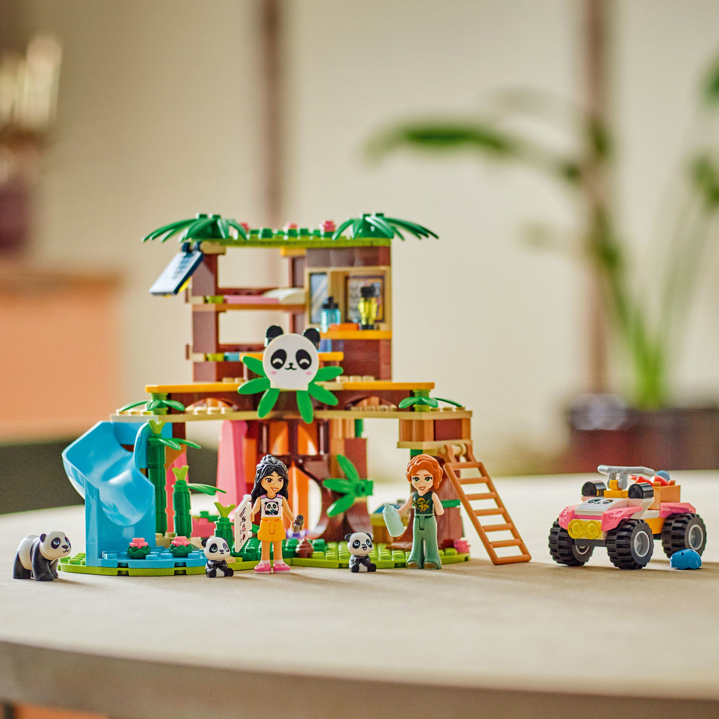 Il Santuario dei Panda fotografia frontale del set lego costruito in ambiente domestico da esposizione