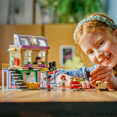 Negozio di musica e appartamento fotografia bambina che gioca con il set lego costruito