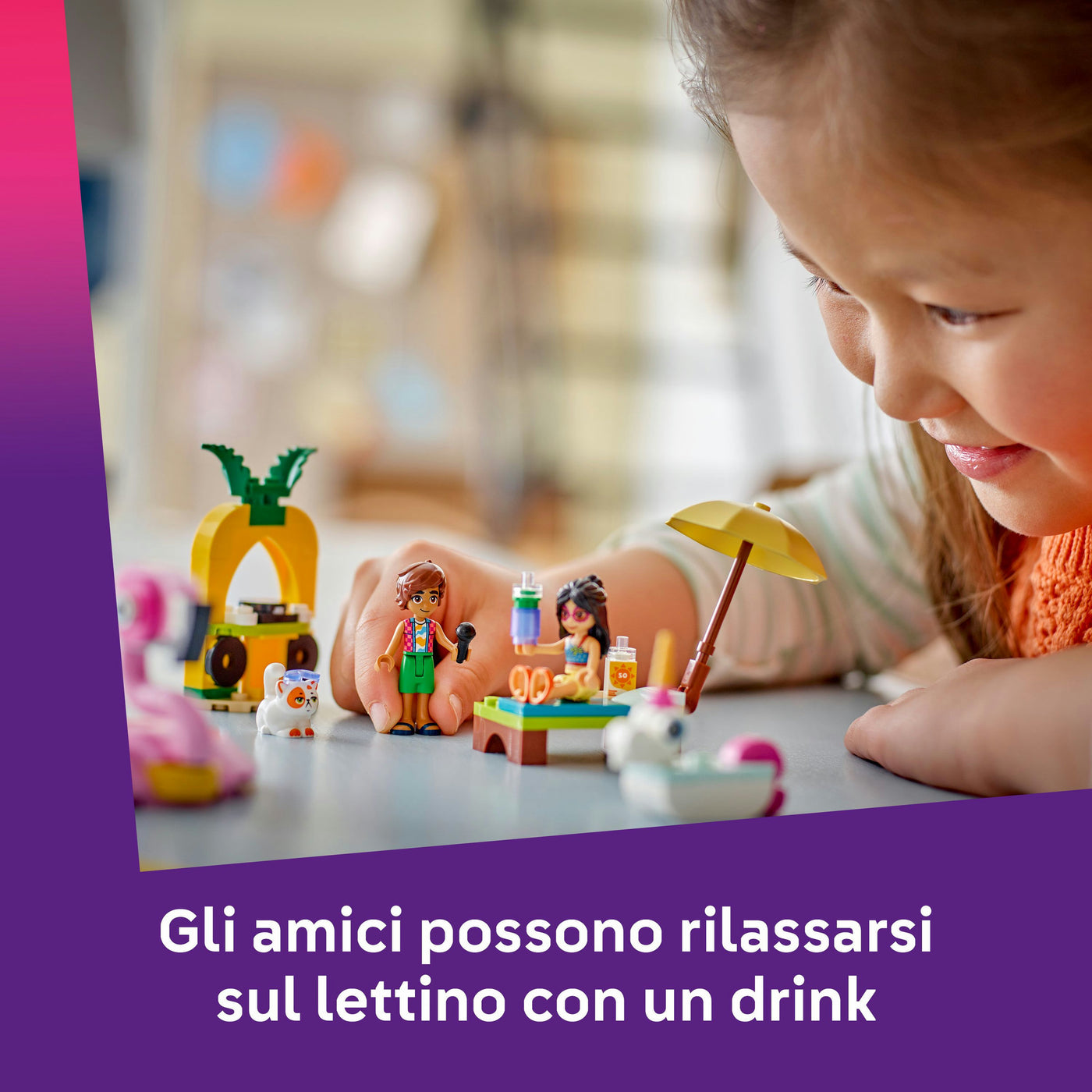 Pool Party con unicorno e fenicottero fotografia promozionale "Gli amici possono rilassarsi sul lettino con un drink"