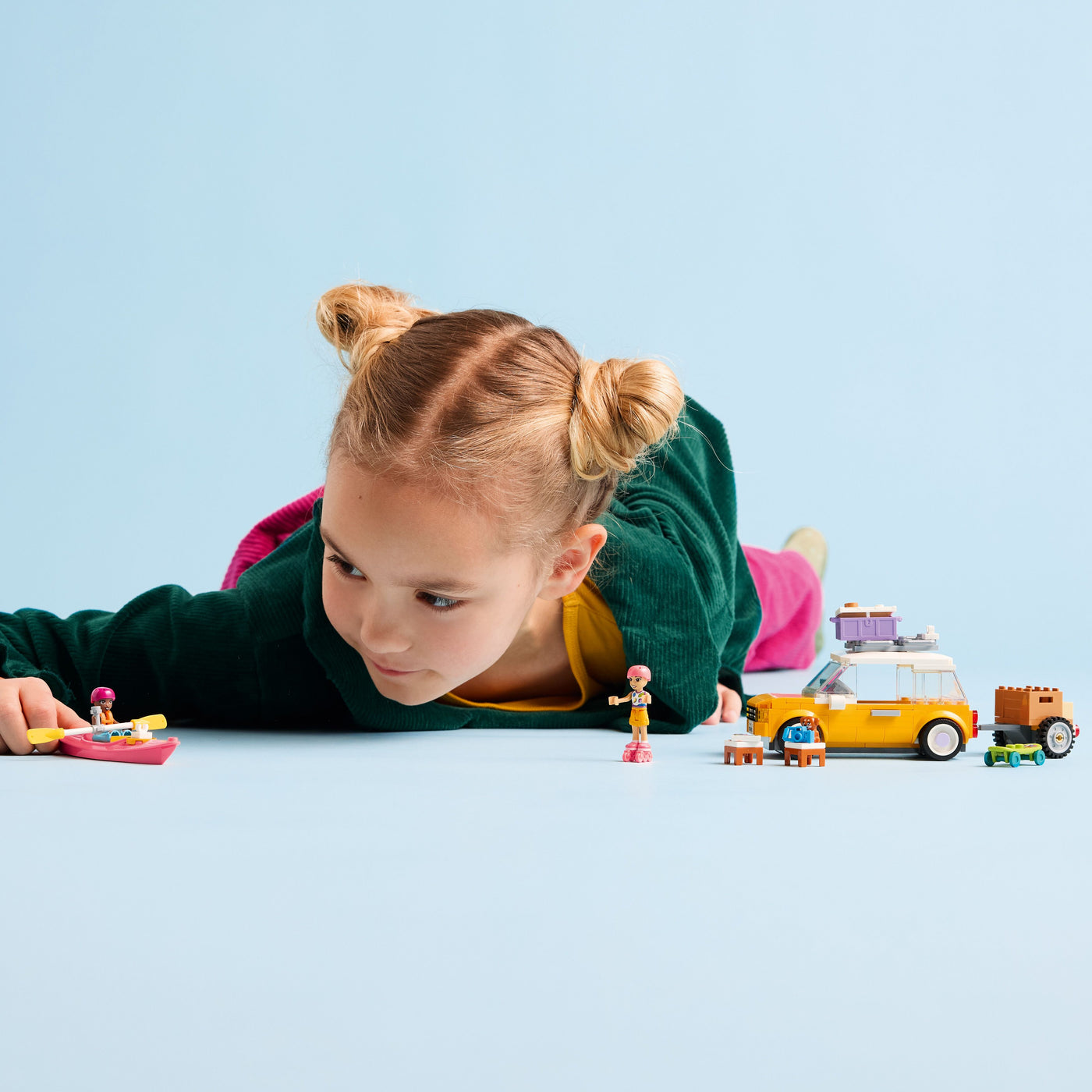Viaggio in auto con il cucciolo fotografia bambina che gioca con il set lego costruito