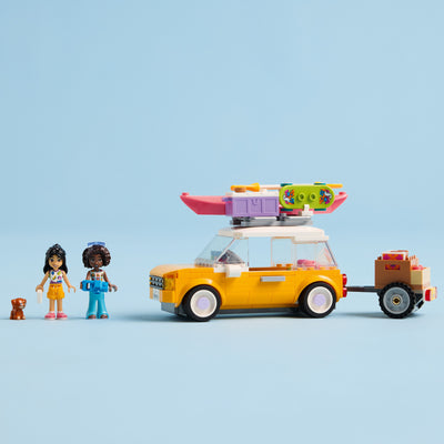 Viaggio in auto con il cucciolo fotografia frontale del set lego disposto orizzontalmente