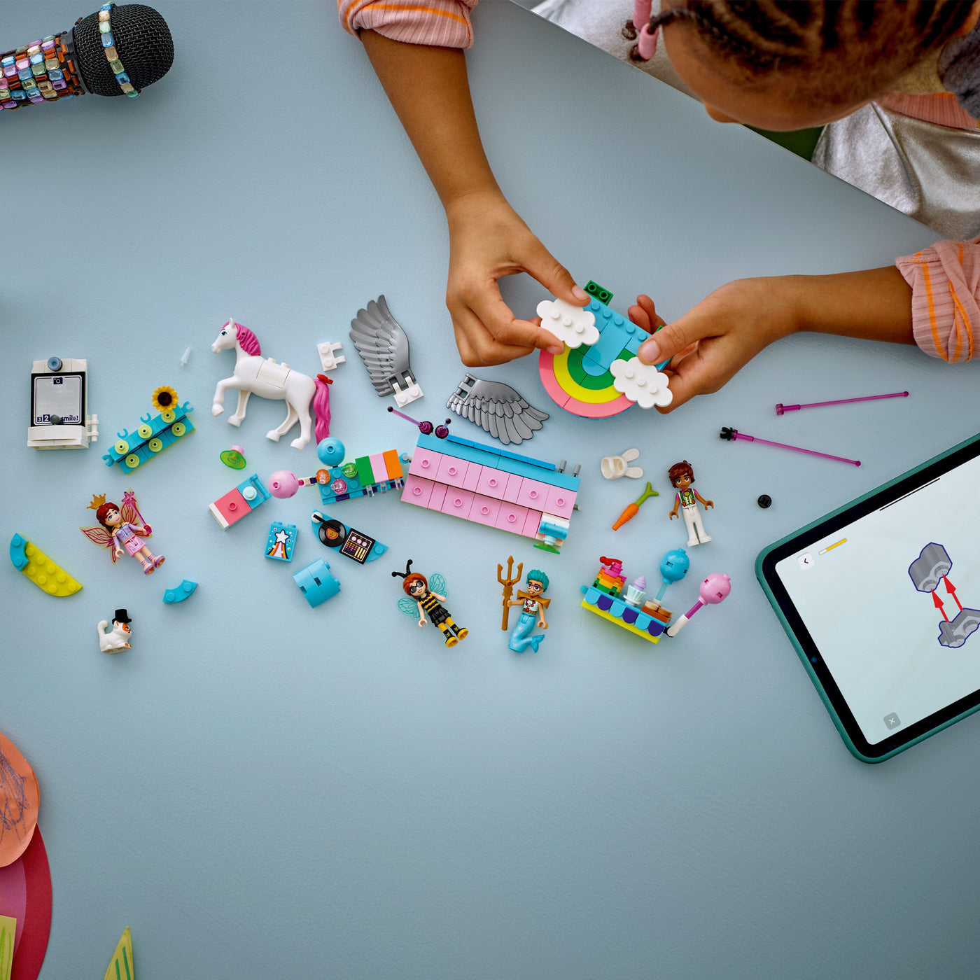 Party in costume con unicorno e fatina fotografia dall'alto del set lego in costruzione
