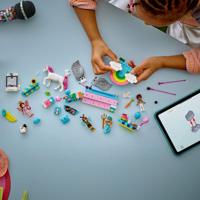 Party in costume con unicorno e fatina fotografia dall'alto del set lego in costruzione