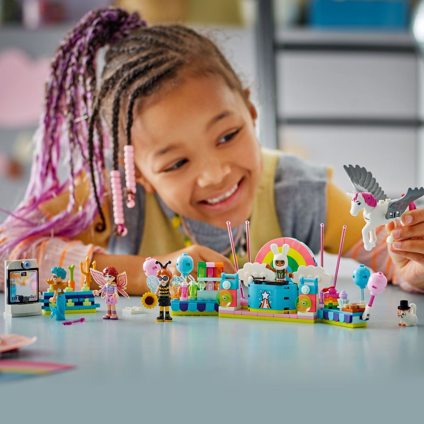 Party in costume con unicorno e fatina fotografia bambina che gioca con il set lego in primo piano