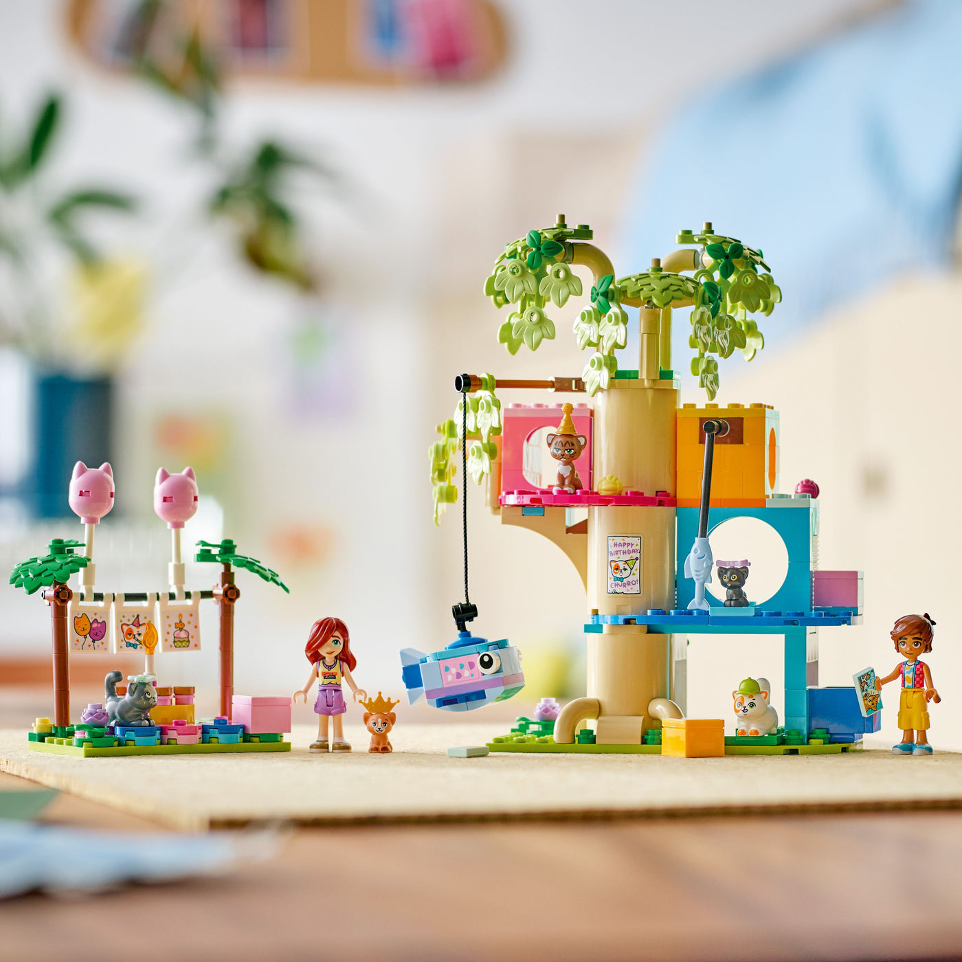 Festa di compleanno felina e Casa sull’albero fotografia frontale del set lego costruito in ambiente domestico da esposizione