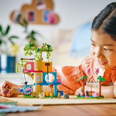 Festa di compleanno felina e Casa sull’albero fotografia bambina che gioca con il set lego costruito