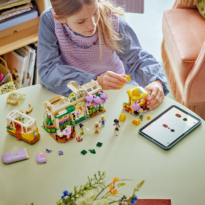 Caffè delle piante e Negozio di fiori fotografia dall'alto del set lego in costruzione con ragazza
