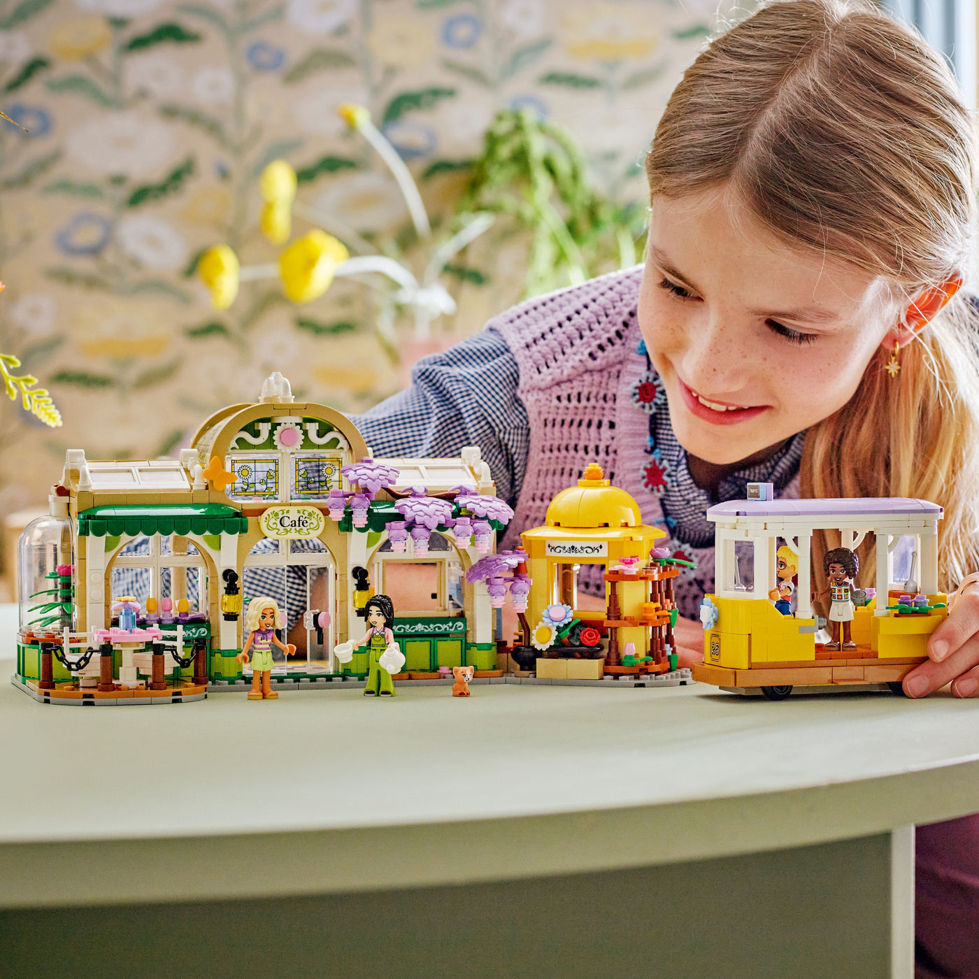 Caffè delle piante e Negozio di fiori fotografia del set lego costruito con disposizione orizzontale e ragazzina