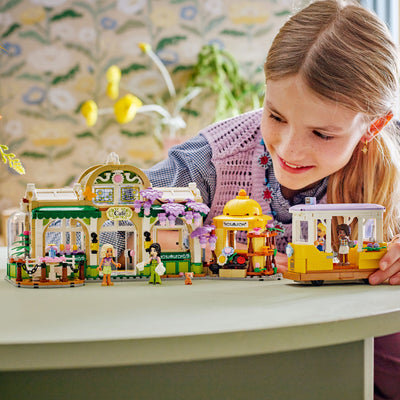 Caffè delle piante e Negozio di fiori fotografia del set lego costruito con disposizione orizzontale e ragazzina