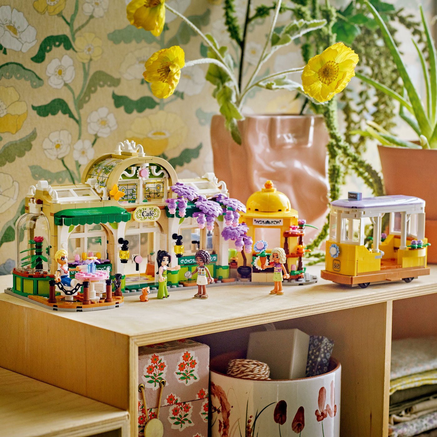 Caffè delle piante e Negozio di fiori fotografia del set lego costruito in ambiente domestico da esposizione