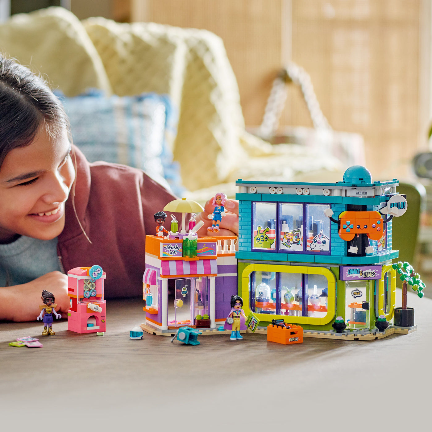 Negozio di fumetti e giochi fotografia bambina che gioca con il set lego costruito