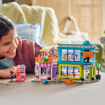 Negozio di fumetti e giochi fotografia bambina che gioca con il set lego costruito