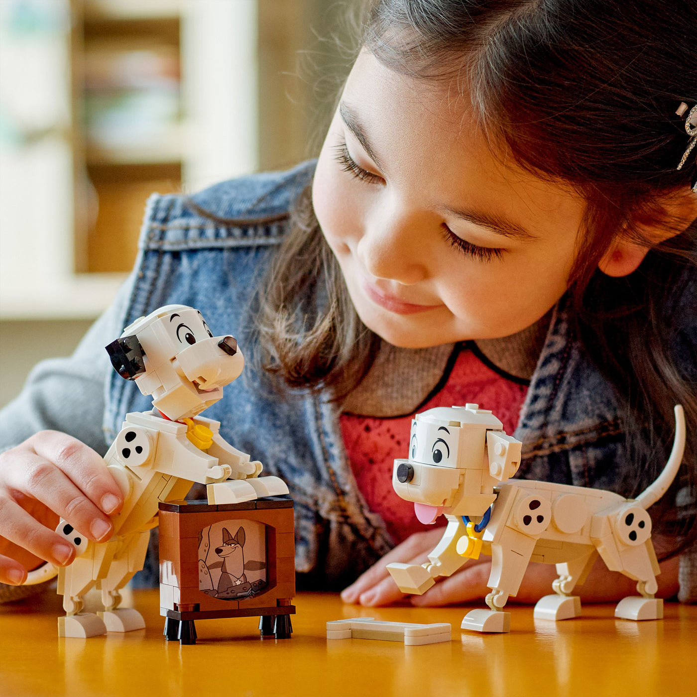 Pongo e Peggy - La carica dei cento e uno fotografia ambina che gioca con il set lego costruito