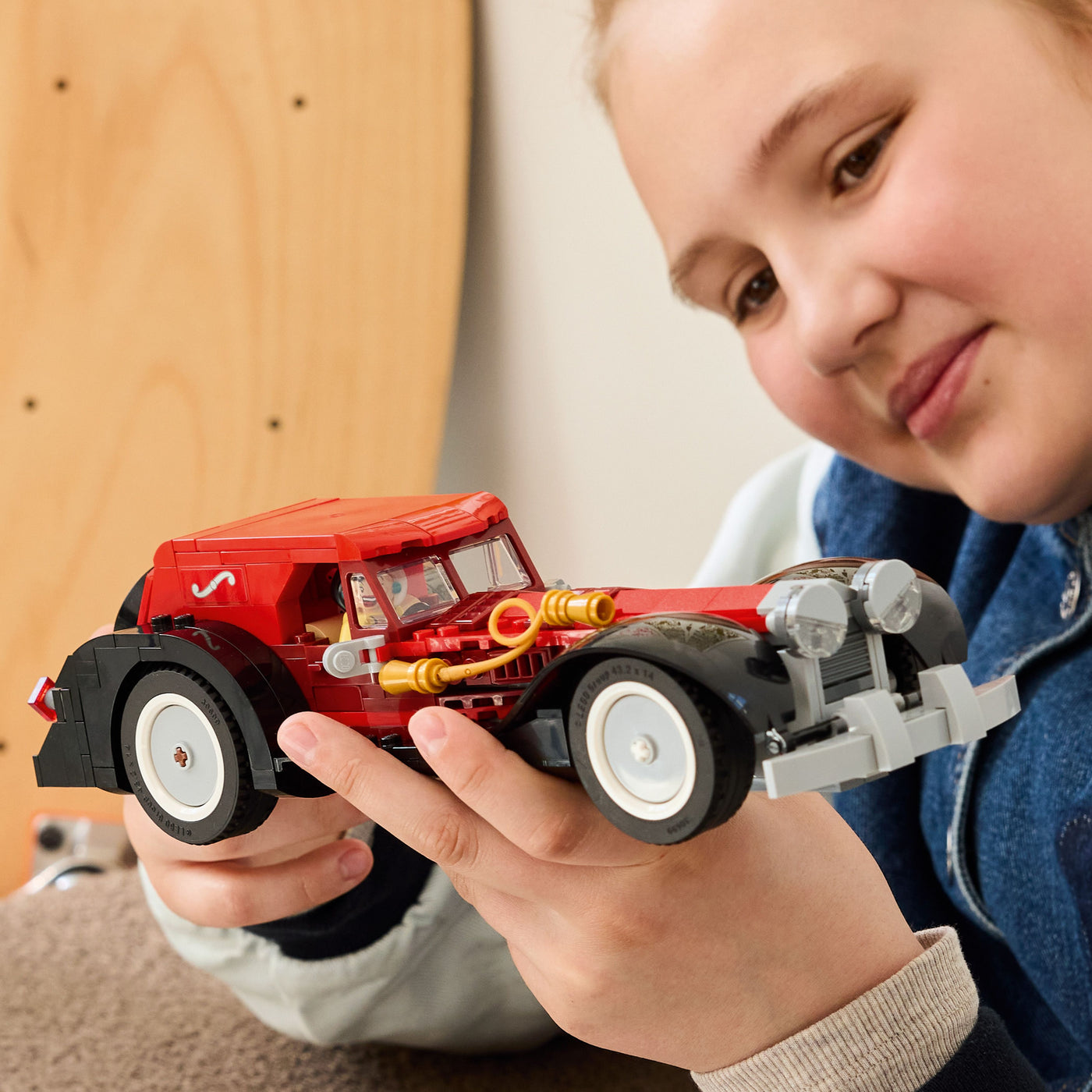 Auto di Crudelia De Mon fotografia ragazza con il set lego tra le mani