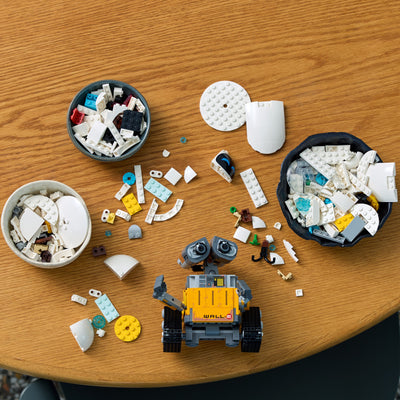 WALL-E e EVE fotografia dall'alto del set lego in costruzione 