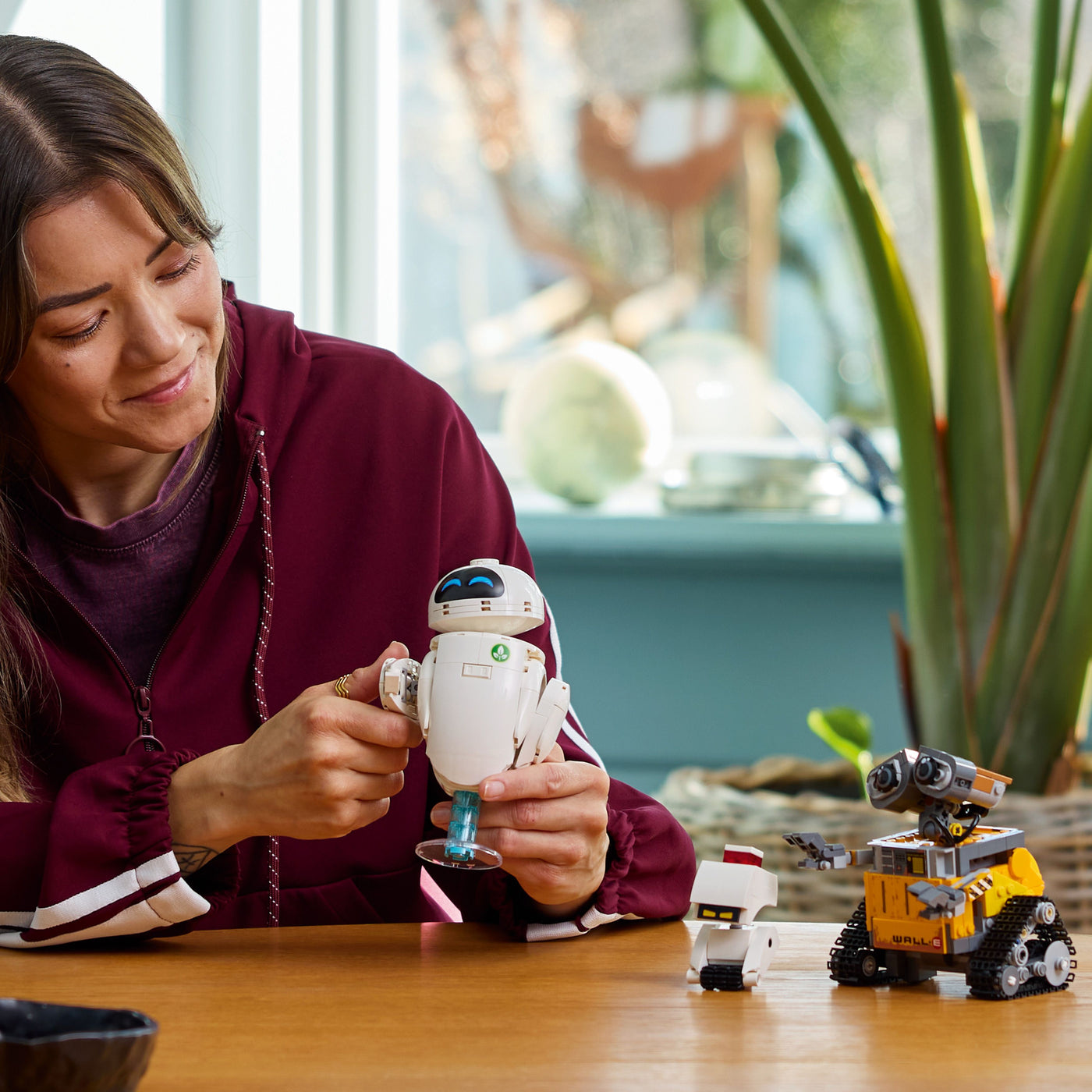 WALL-E e EVE fotografia ragazza che tiene il set lego in mano