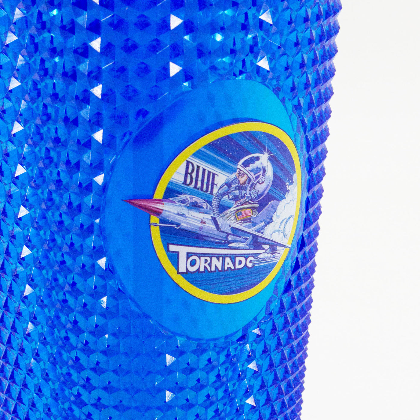 Bicchiere con Cannuccia Blue Tornado colore blu brillante con logo dell'attrazione, visione dettaglio con zoom