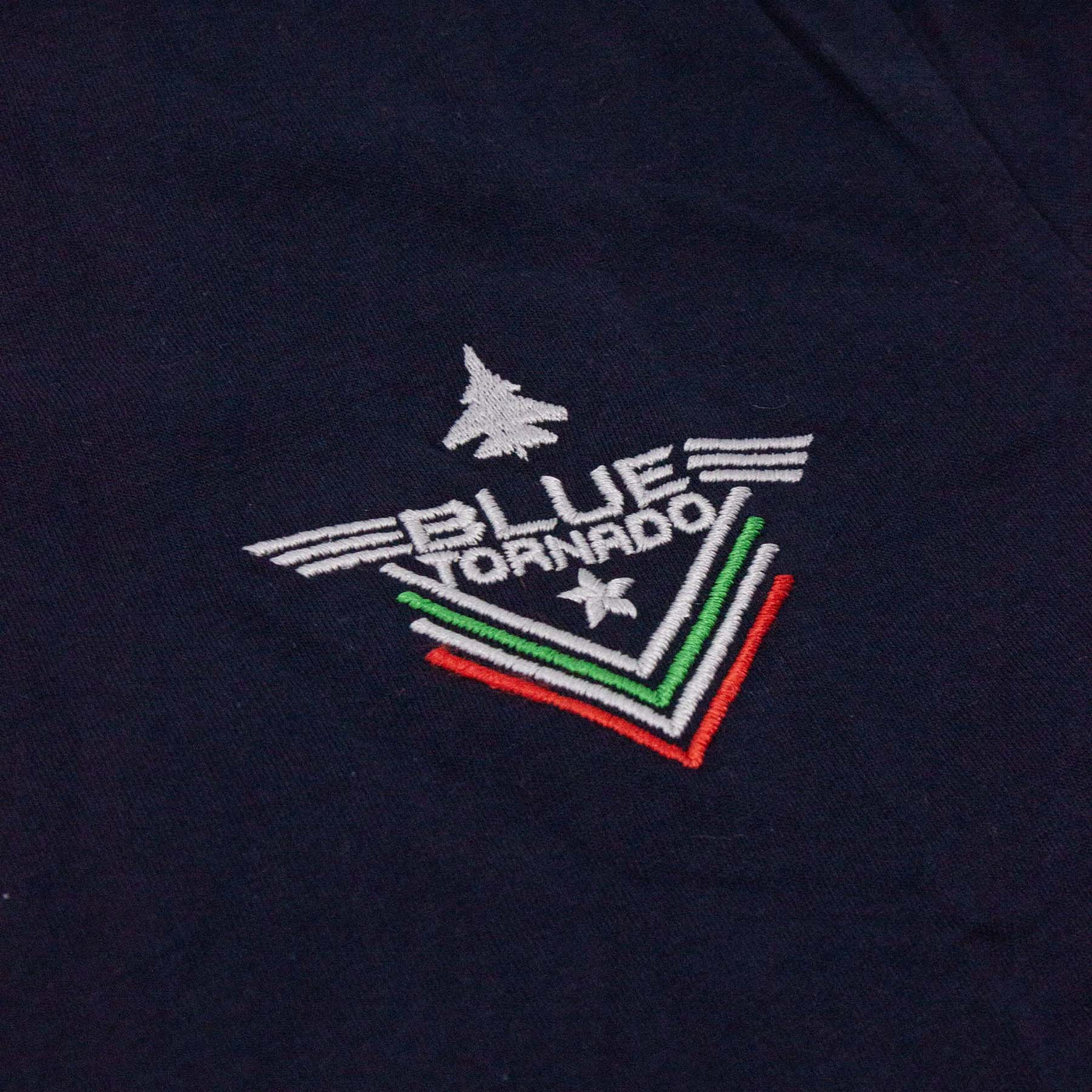 T-Shirt Blue Tornado fotografia dettaglio ricamo con zoom