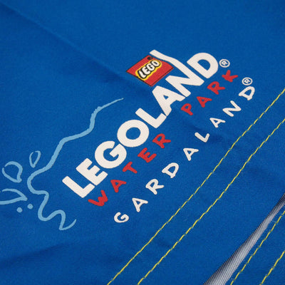 Visione dettaglio stampa del costume da bagno blu di LEGOLAND Water Park GARDALAND