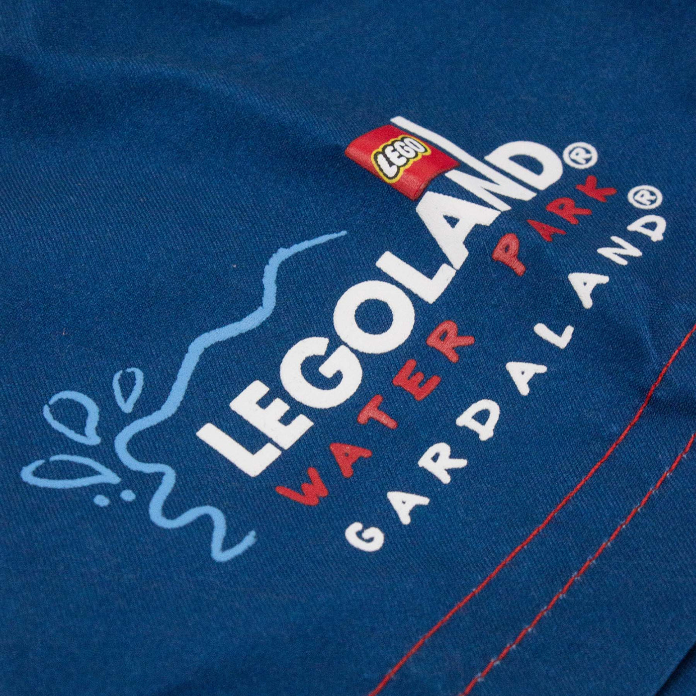 Visione dettaglio stampa del costume da bagno blu scuro di LEGOLAND Water Park GARDALAND