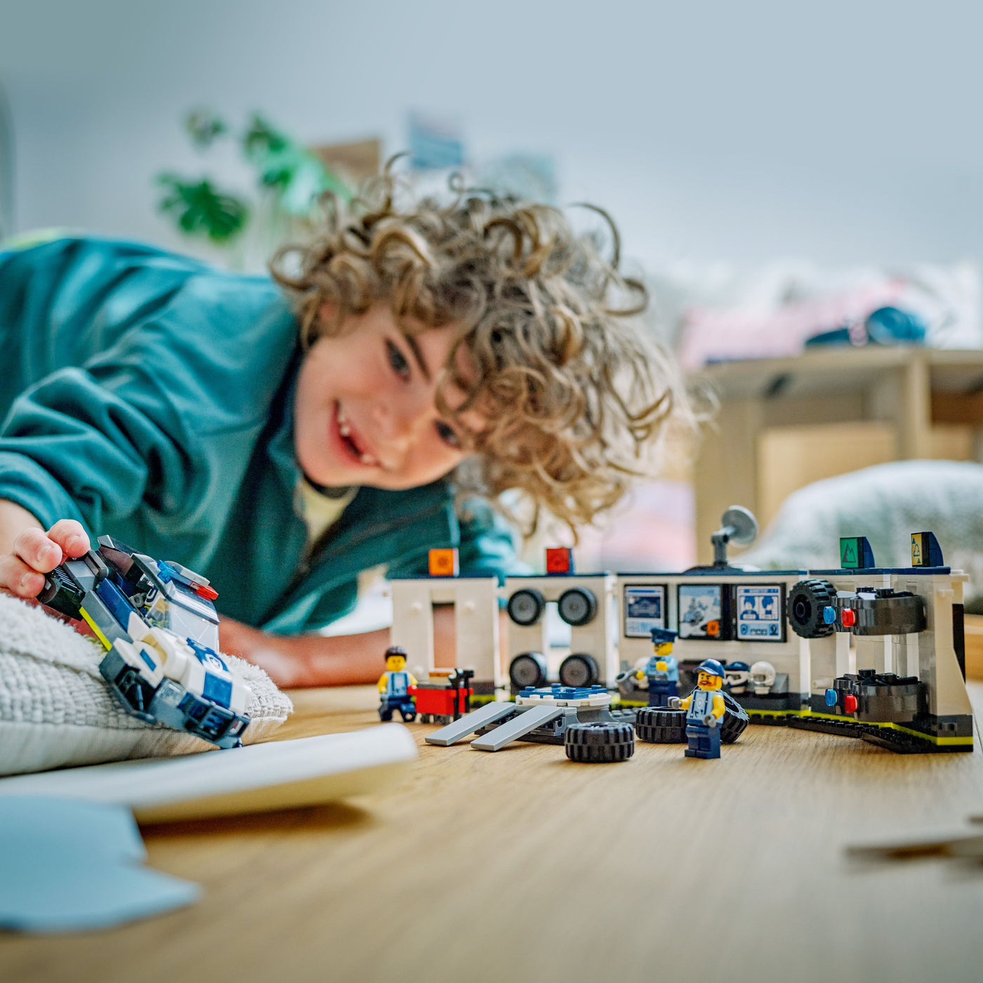 Officina delle auto della Polizia fotografia bambino che gioca con il set lego