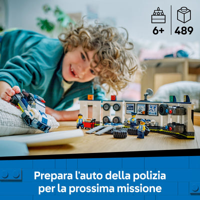 Officina delle auto della Polizia fotografia promozionale "Prepara l'auto della polizia per la prossima missione"
