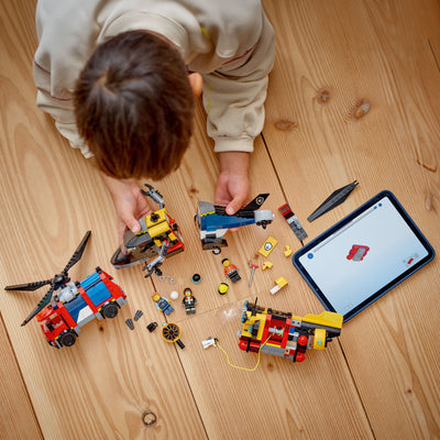 Elicottero, autopompa e sottomarino fotografia dall'alto del set lego in costruzione
