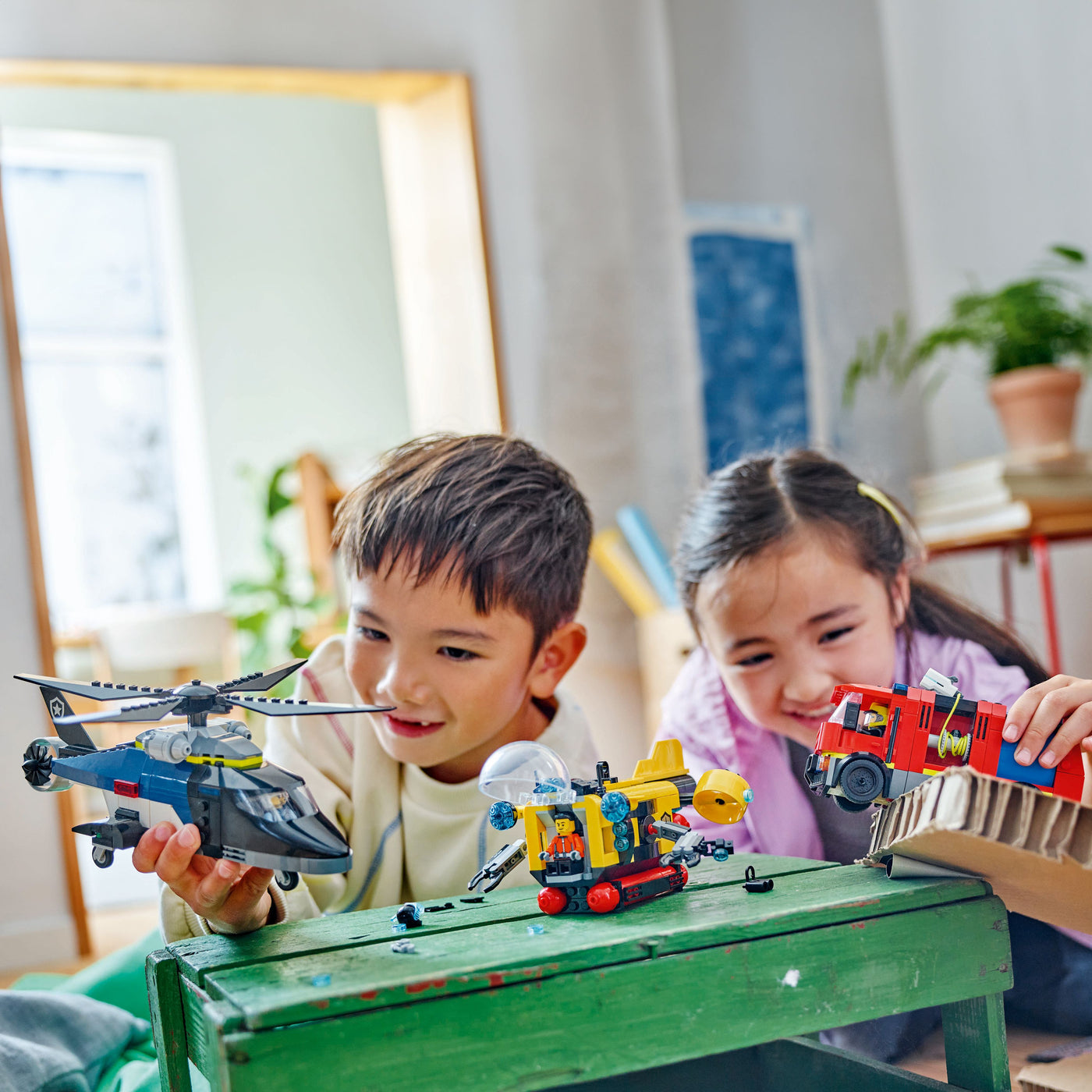 Elicottero, autopompa e sottomarino fotografia bambini che giocano con il set lego completo