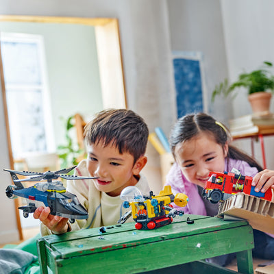 Elicottero, autopompa e sottomarino fotografia bambini che giocano con il set lego completo