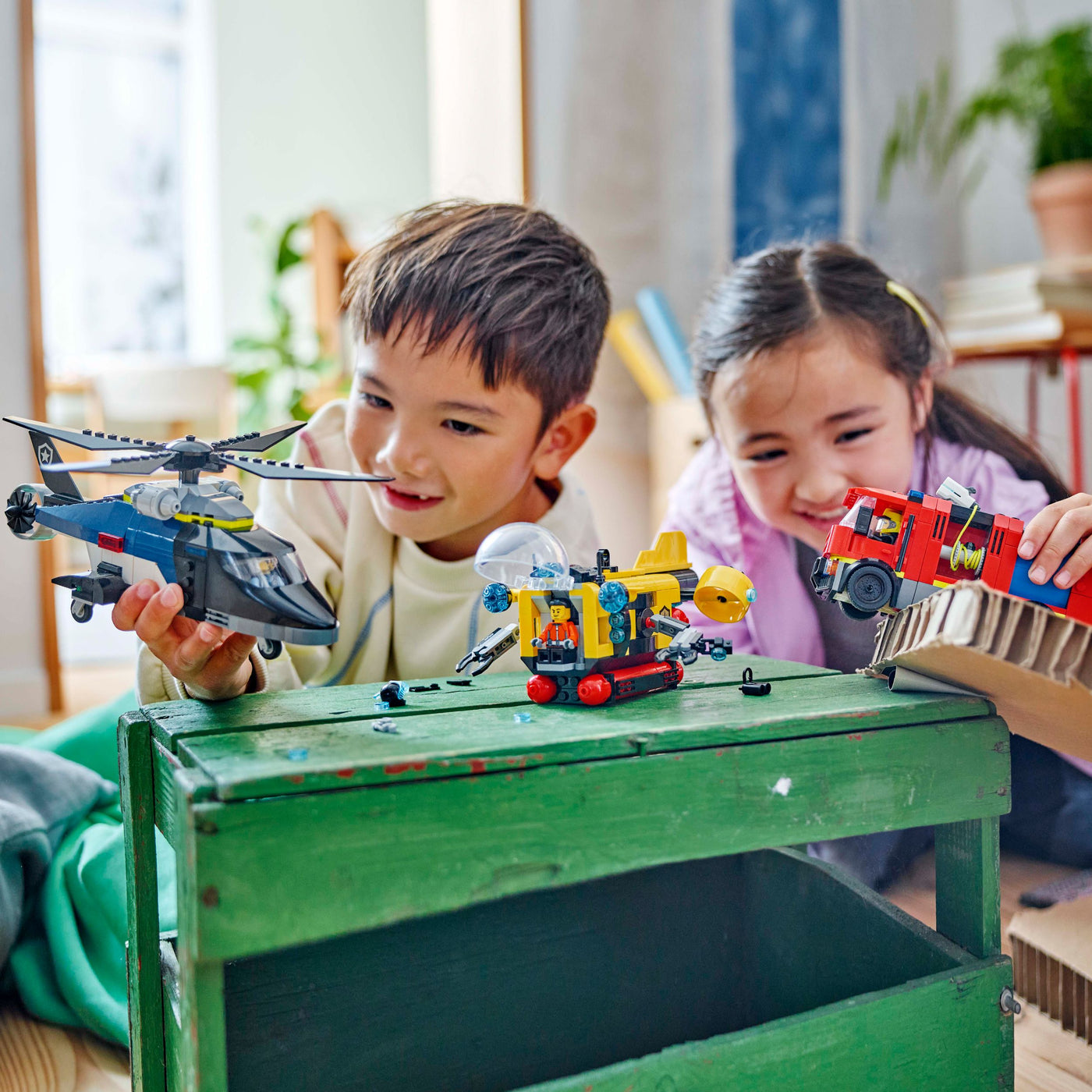 Elicottero, autopompa e sottomarino fotografia bambini che giocano con il set lego