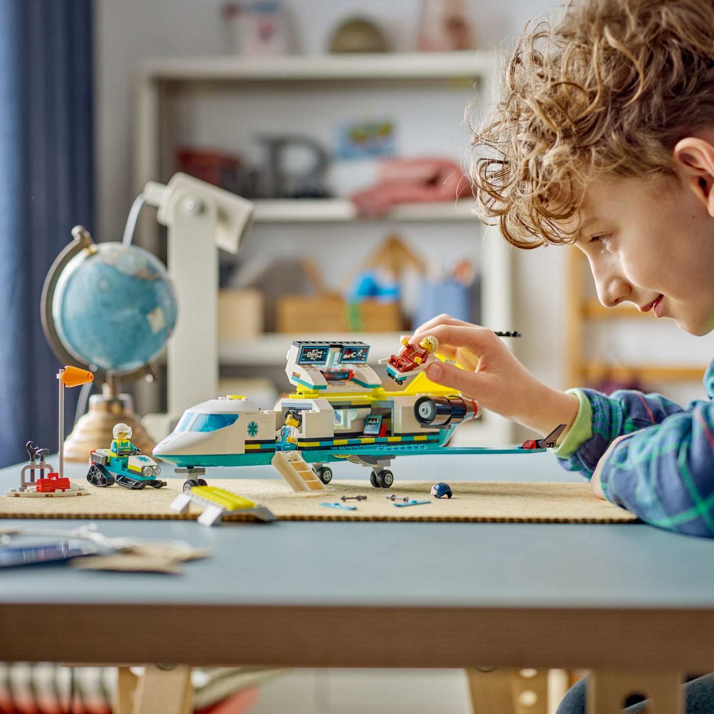 Aereo ambulanza di emergenza fotografia bambino che gioca con il set lego costruito