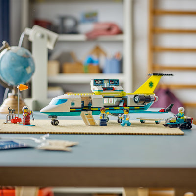 Aereo ambulanza di emergenza fotografia del set lego costruito in ambiente domestico da esposizione