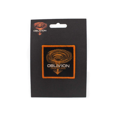 Patch Oblivion visione frontale della Patch con il logo dell'attrazione Oblivion di Gardaland Park e il cartoncino di confezionamento