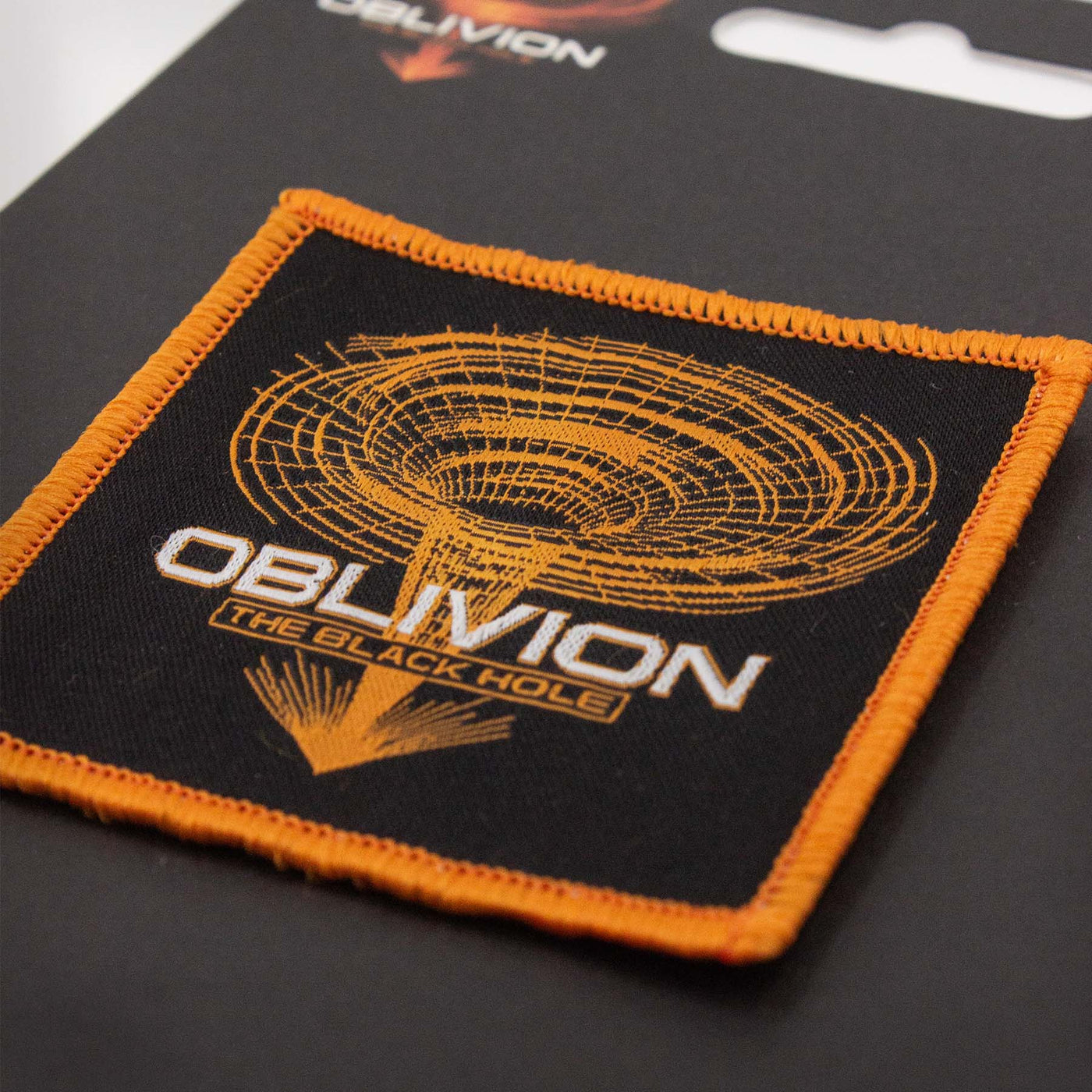 Fotografia dettaglio ricamo della Patch Oblivion con zoom