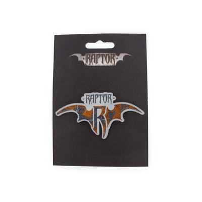 Patch Raptor visione frontale della Patch con il logo dell'attrazione Raptor di Gardaland Park e il cartoncino di confezionamento