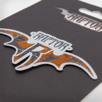 Fotografia dettaglio ricamo della Patch Raptor con zoom